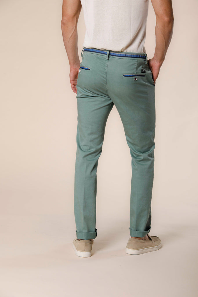 Immagine 3 di pantalone chino uomo in cotone e tencel color verde menta con nastri slim fit modello Torino Summer di Mason's