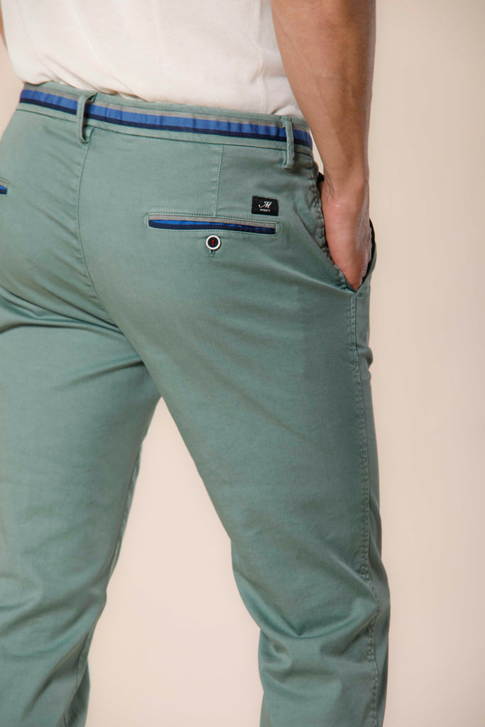 Immagine 2 di pantalone chino uomo in cotone e tencel color verde menta con nastri slim fit modello Torino Summer di Mason's
