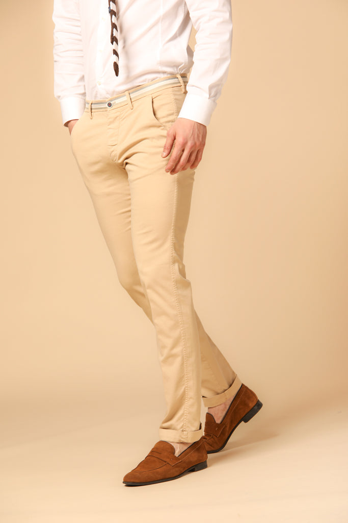 immagine 3 di pantalone chino uomo modello Torino Summer color kaki scuro fit slim di Mason's