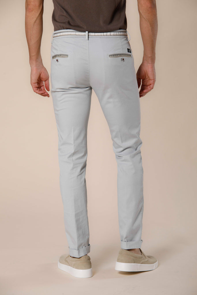Immagine 3 di pantalone chino uomo in cotone e tencel grigio chiaro con nastri modello Torino Summer di Masonì's