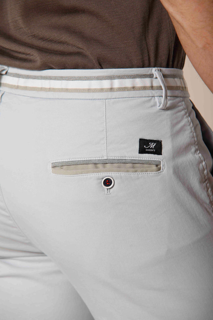 Immagine 2 di pantalone chino uomo in cotone e tencel grigio chiaro con nastri modello Torino Summer di Masonì's
