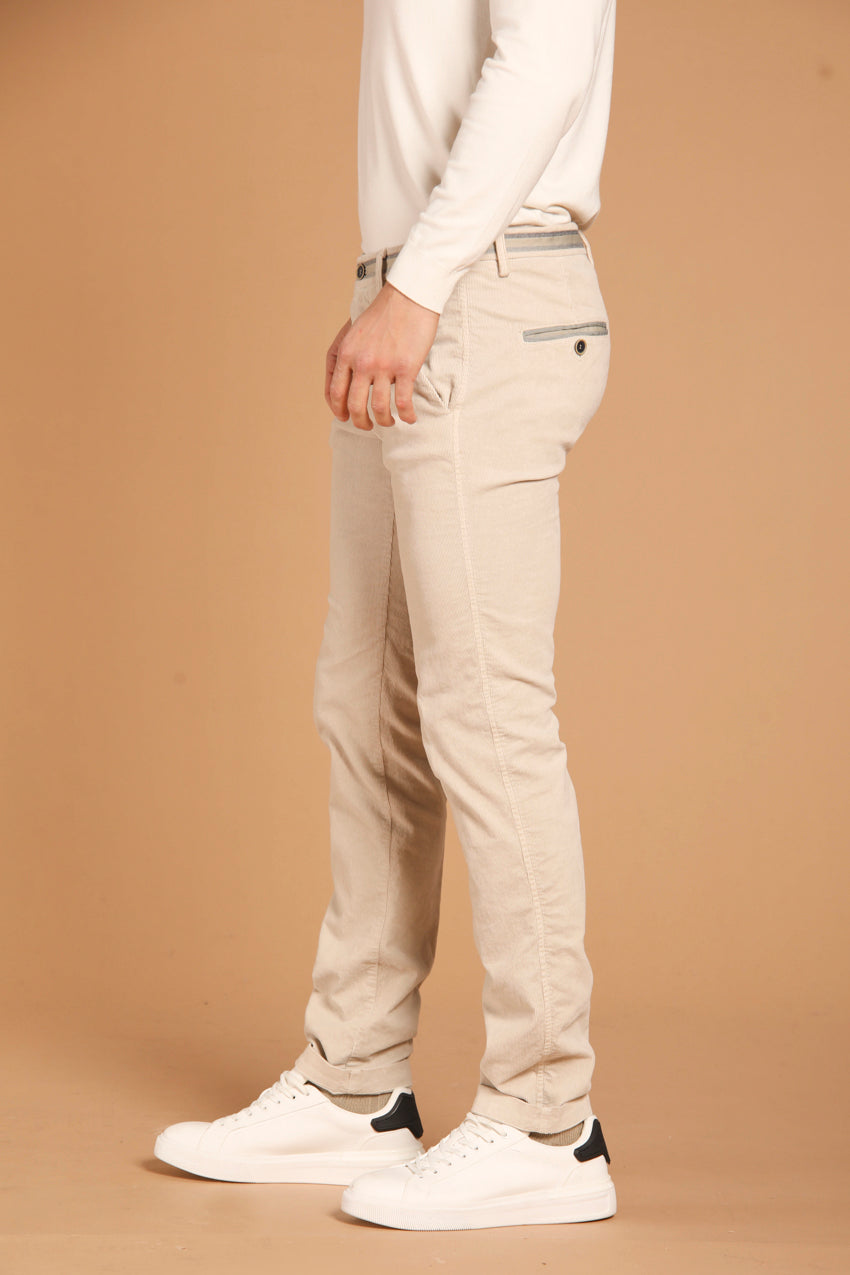 immagine 2 di pantalone chino uomo, modello Torino Winter, in velluto 1000 righe, di colore ghiaccio, slim fit di Mason's