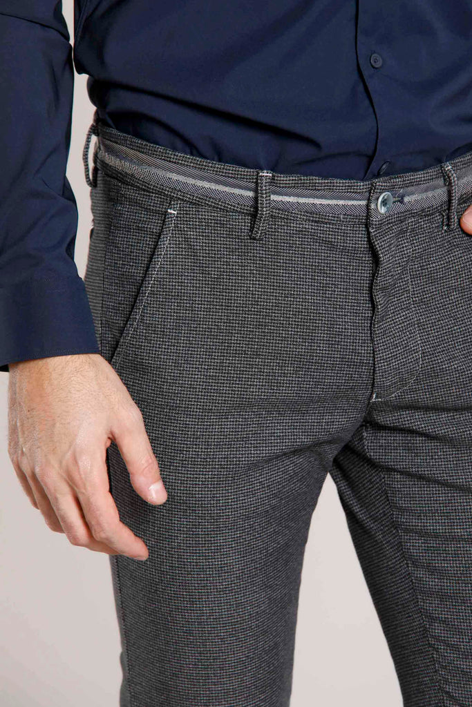 Torino Elegance pantalone chino uomo con pattern micro pied de poule moulinè slim