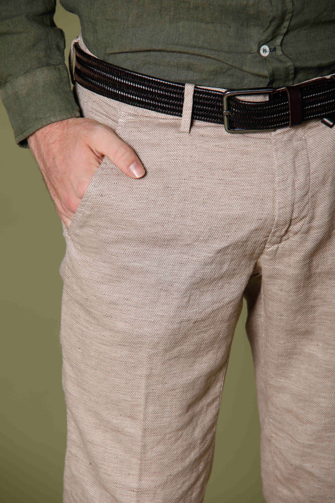 Immagine 2 di pantalone chino uomo in lino e cotone color stucco con occhio di pernice modello Torino Style di Mason's