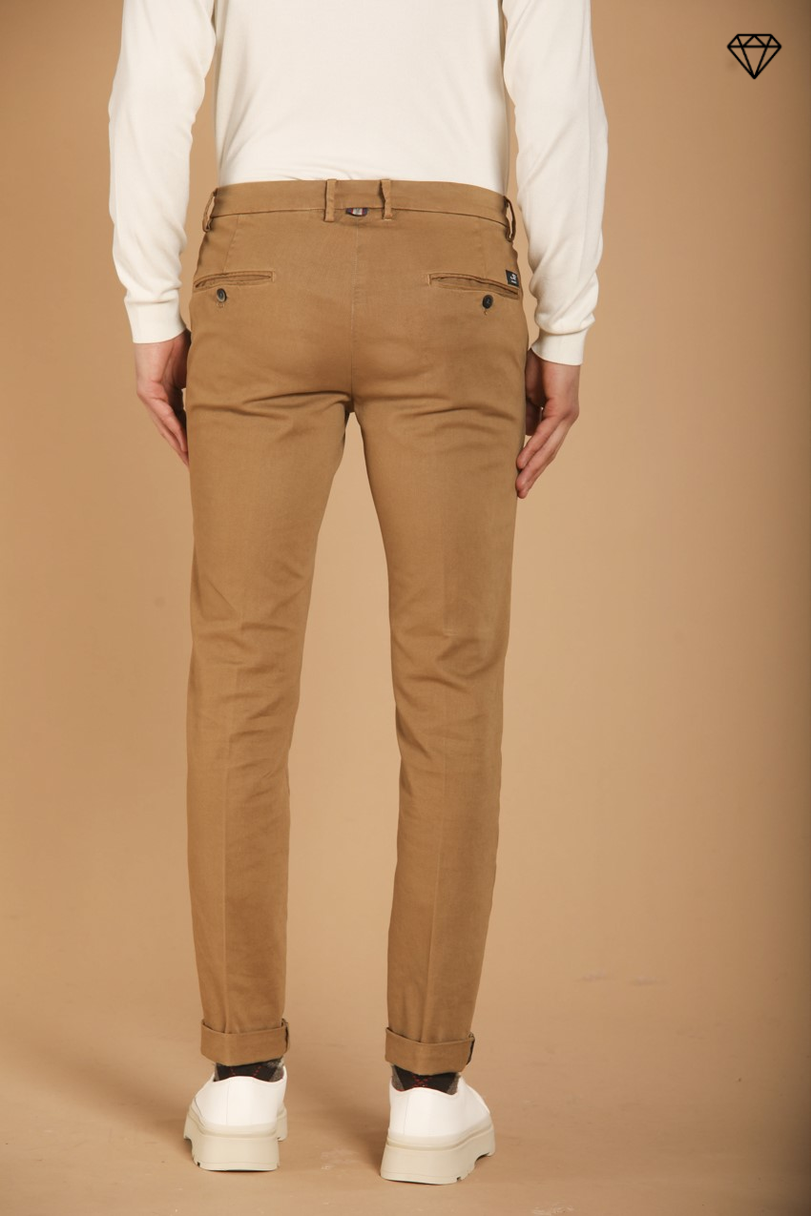 Torino pantalón chino hombre en gabardina ajuste slim ①