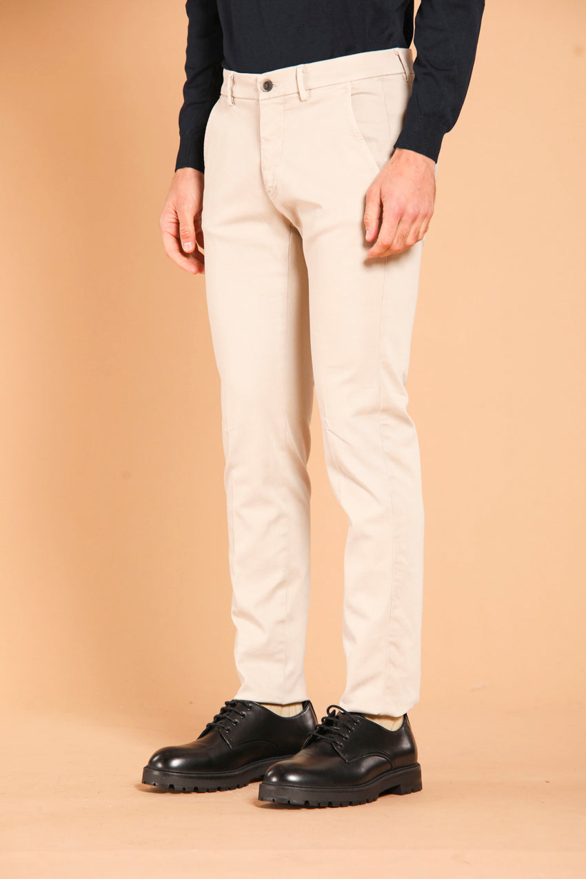 immagine 4 di pantalone chino uomo modello Torino Style, in gabardina di colore sabbia, slim fit di Mason's