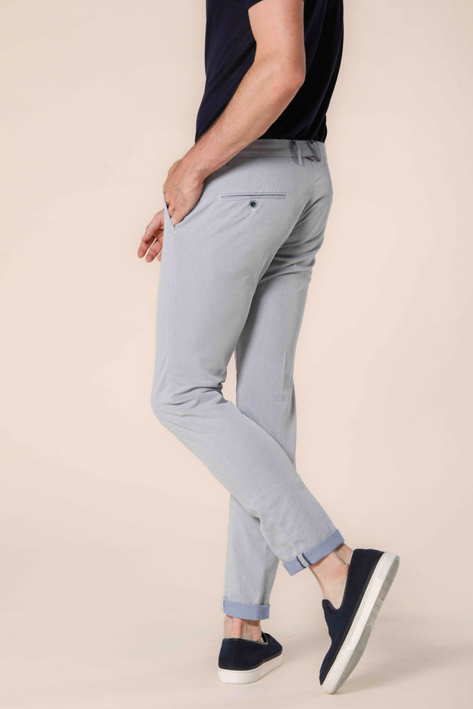 Immagine 3 di pantalone chino uomo in cotone jacquard color stucco con maglia filo blu modello Torino Style di Mason's