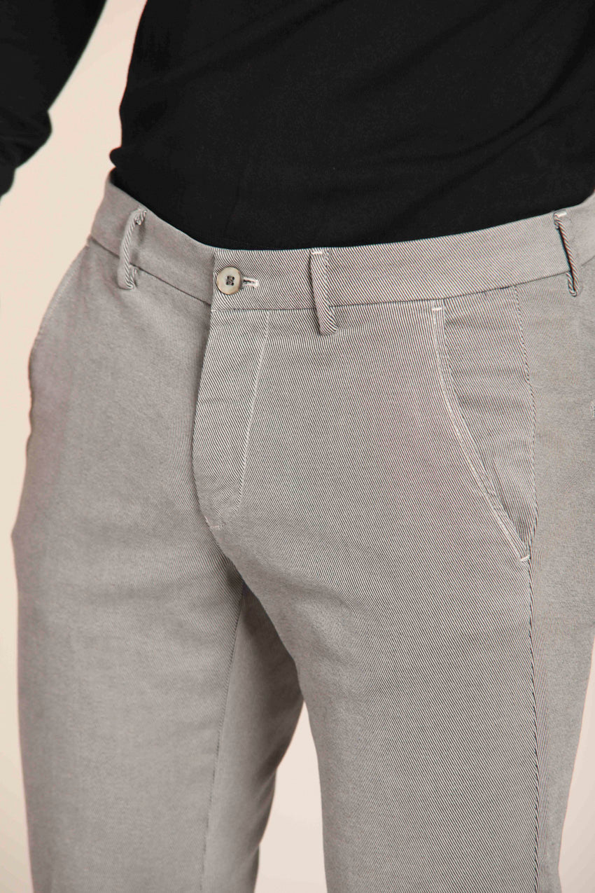 immagine 3 di pantalone chino uomo modello Torino Style, con microfantasia, colore grigio, fit slim di Mason's