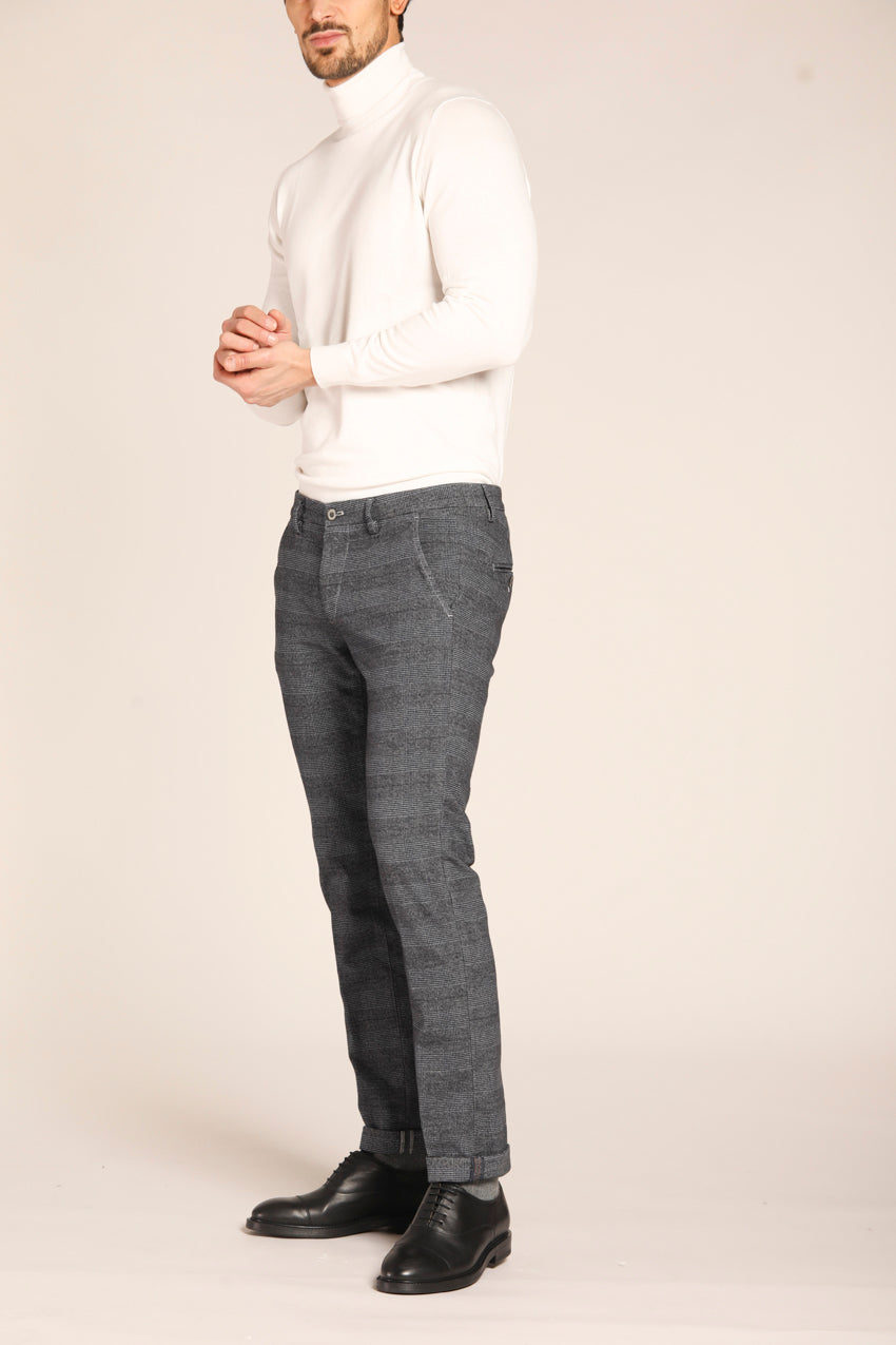 immagine 2 di pantalone chino uomo modello Torino Style, con pattern galles sfumato, di colore grigio, fit slim di Mason's