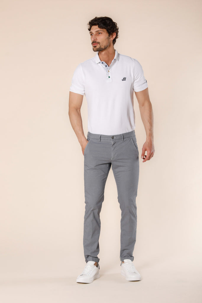 Immagine 2 di pantalone chino da uomo in cotone e tencel grigio chiaro con stampa microstellina modello Torino Style di Mason's