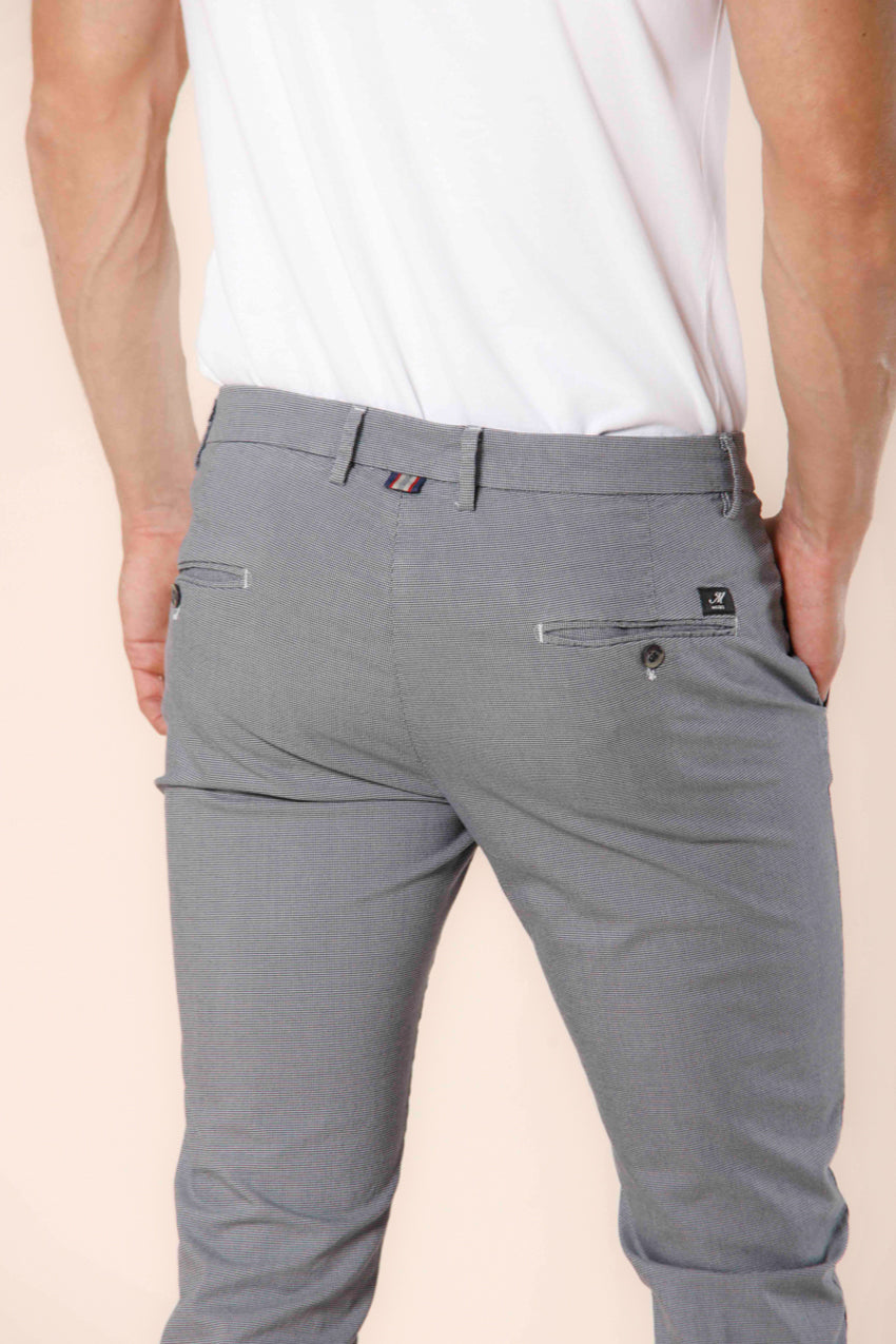 Image 4 du pantalon chino homme en coton et tencel gris clair avec motif micro-étoile modéle Toino Style par Mason's