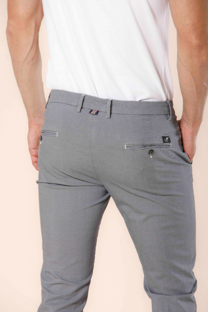 Immagine 4 di pantalone chino da uomo in cotone e tencel grigio chiaro con stampa microstellina modello Torino Style di Mason's