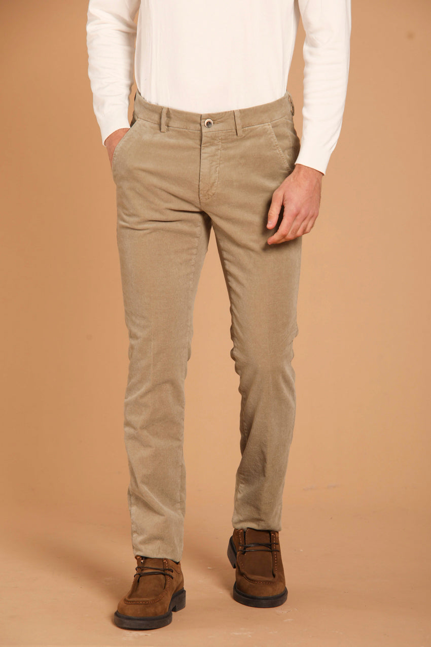 immagine 2 di pantalone chino uomo modello Torino Style, in velluto 1500 righe, di colore kaki, fit slim di mason's