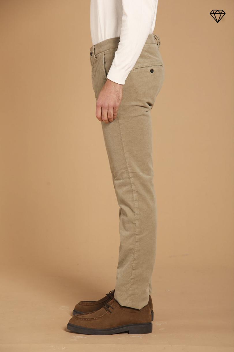 Torino Herren Chino Hose aus Samt 1500 gestreifte Slim Fit  ①.