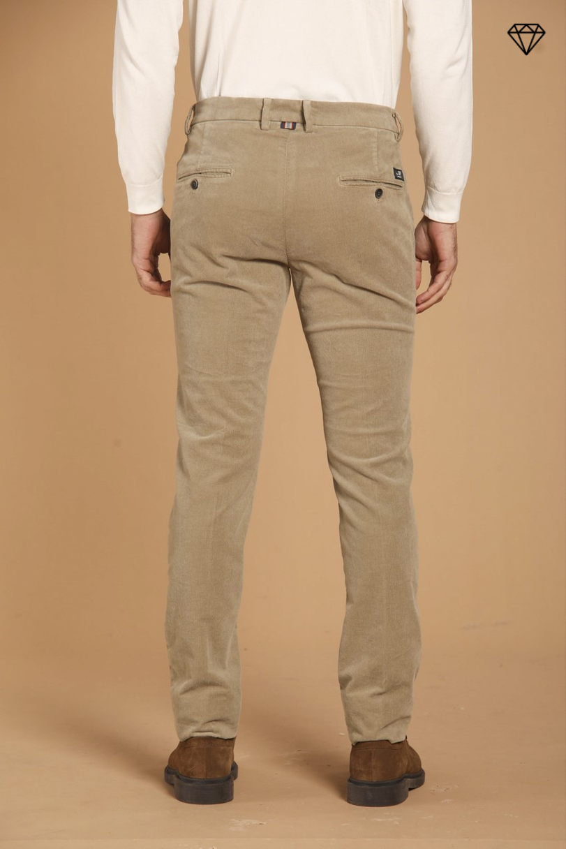 Torino Herren Chino Hose aus Samt 1500 gestreifte Slim Fit  ①.