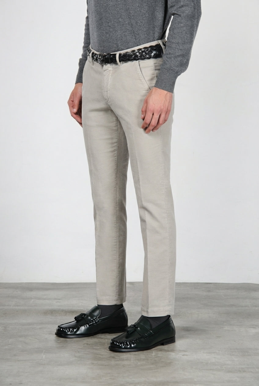 Torino Chinohose für Herren aus 1000-Rippen-Feincord, Slim Fit ①