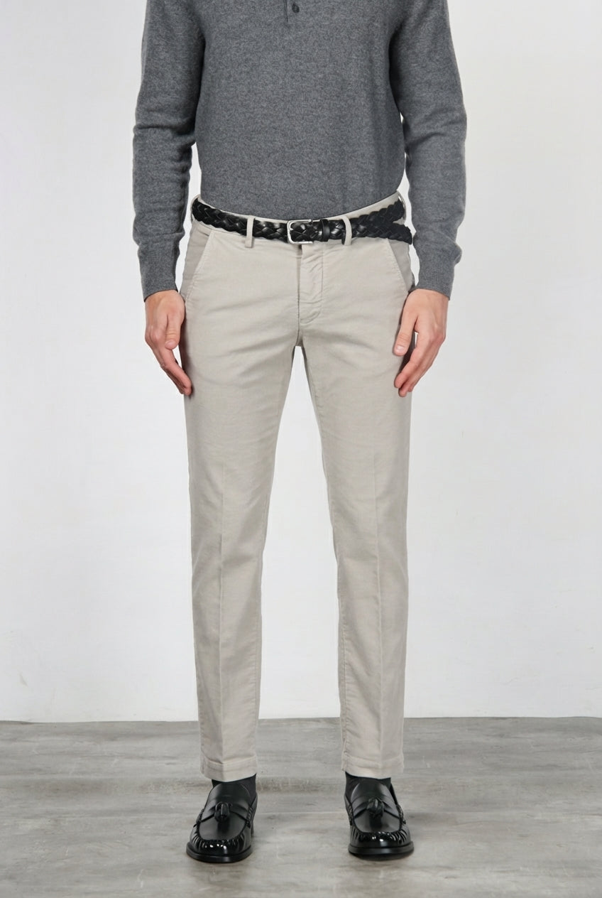 Torino Chinohose für Herren aus 1000-Rippen-Feincord, Slim Fit ①
