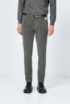 Torino Chinohose für Herren aus 1000-Rippen-Feincord, Slim Fit ①