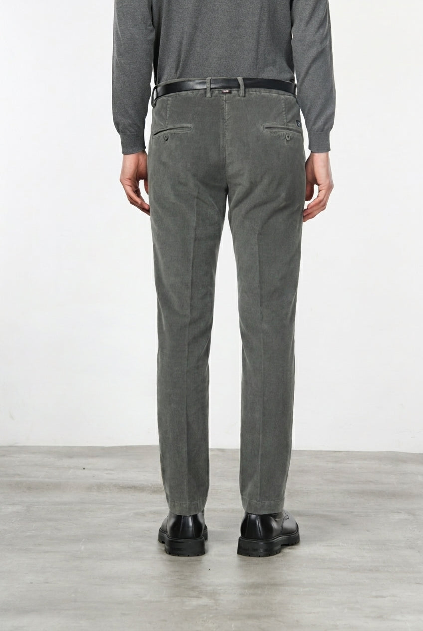 Torino Chinohose für Herren aus 1000-Rippen-Feincord, Slim Fit ①