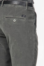 Torino Chinohose für Herren aus 1000-Rippen-Feincord, Slim Fit ①