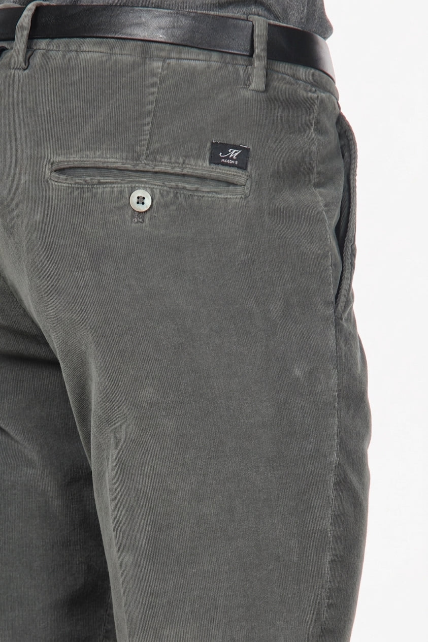 Torino Chinohose für Herren aus 1000-Rippen-Feincord, Slim Fit ①