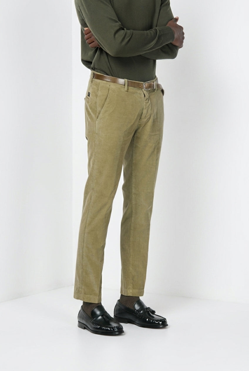 Torino Herren-Chinohose aus 1000-Rippen-Cord, Slim Fit ①