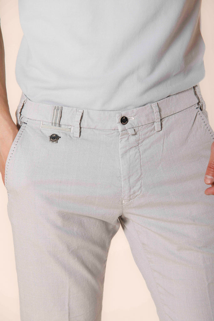 Immagine 3 di pantalone chino da uomo in cotone e tencel colore stucco con stampa galles modello Torino Prestige di Mason's