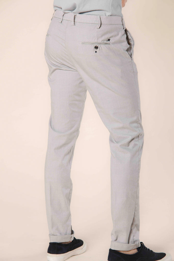 Immagine 4 di pantalone chino da uomo in cotone e tencel colore stucco con stampa galles modello Torino Prestige di Mason's