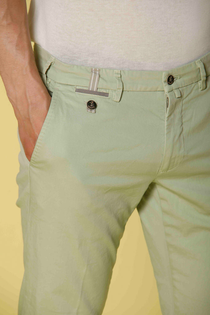 Immagine 3 di pantalone chino da uomo in raso stretch verdino con nastri modello Torino Prestige di Mason's