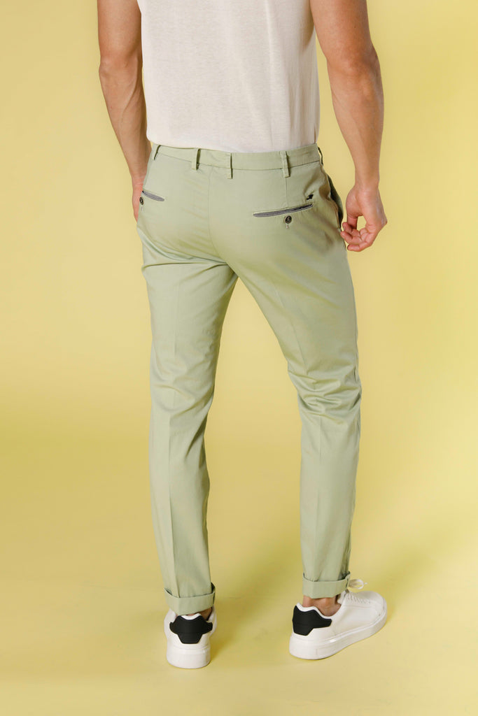 Immagine 4 di pantalone chino da uomo in raso stretch verdino con nastri modello Torino Prestige di Mason's