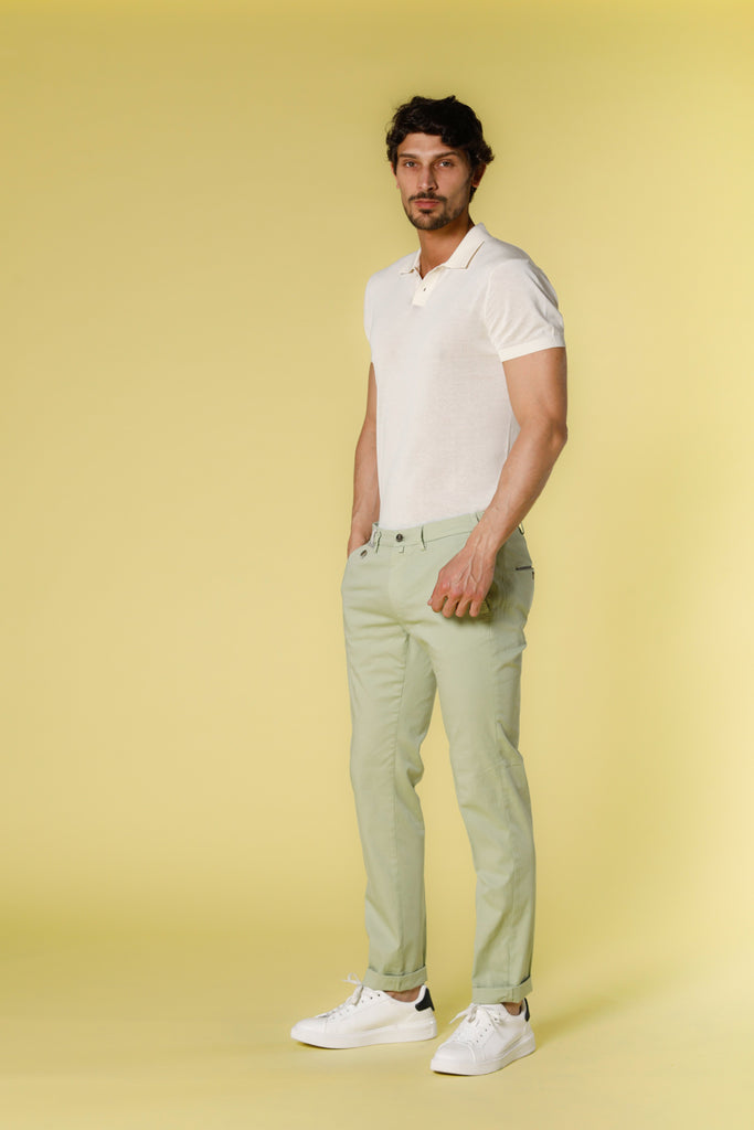 Immagine 2 di pantalone chino da uomo in raso stretch verdino con nastri modello Torino Prestige di Mason's