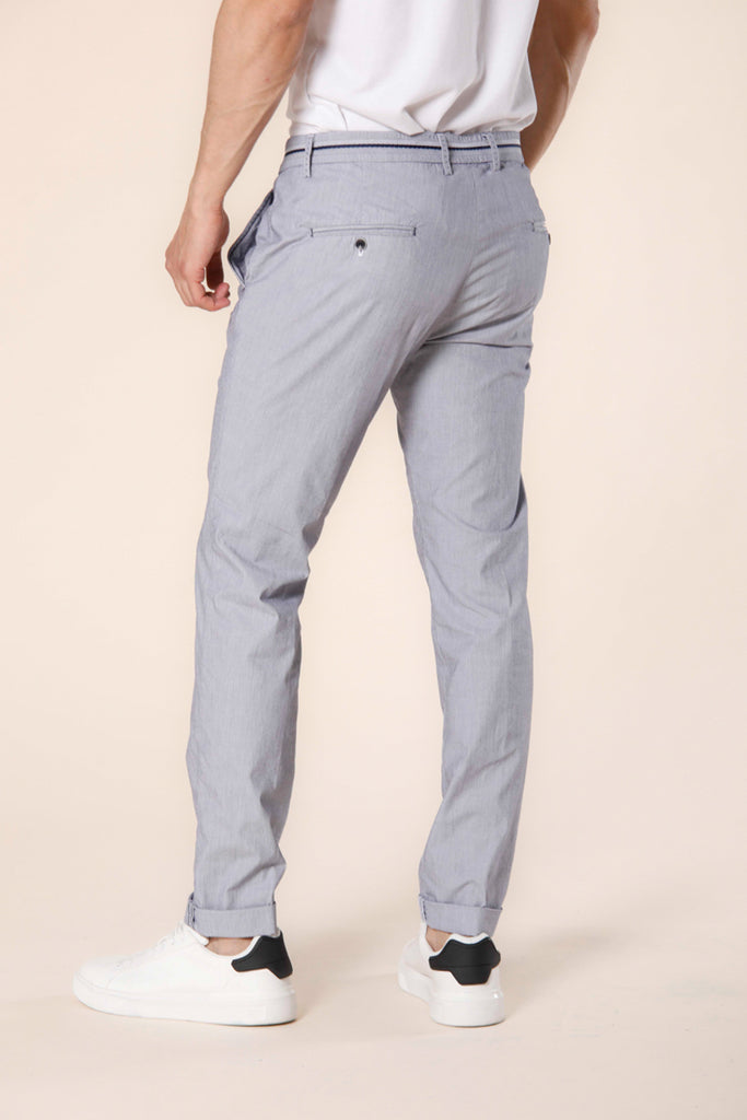 Immagine 3 di pantalone chino da uomo in cotone e tencel bianco con riga fine blu modello Torino Tapes di Mason's