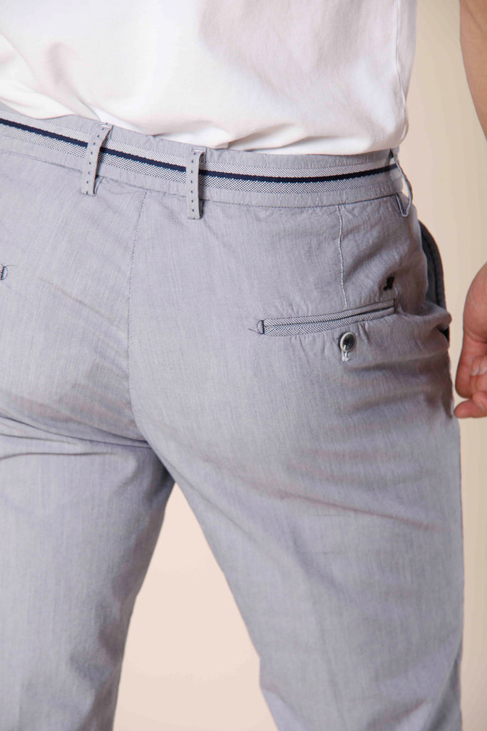 Immagine 2 di pantalone chino da uomo in cotone e tencel bianco con riga fine blu modello Torino Tapes di Mason's