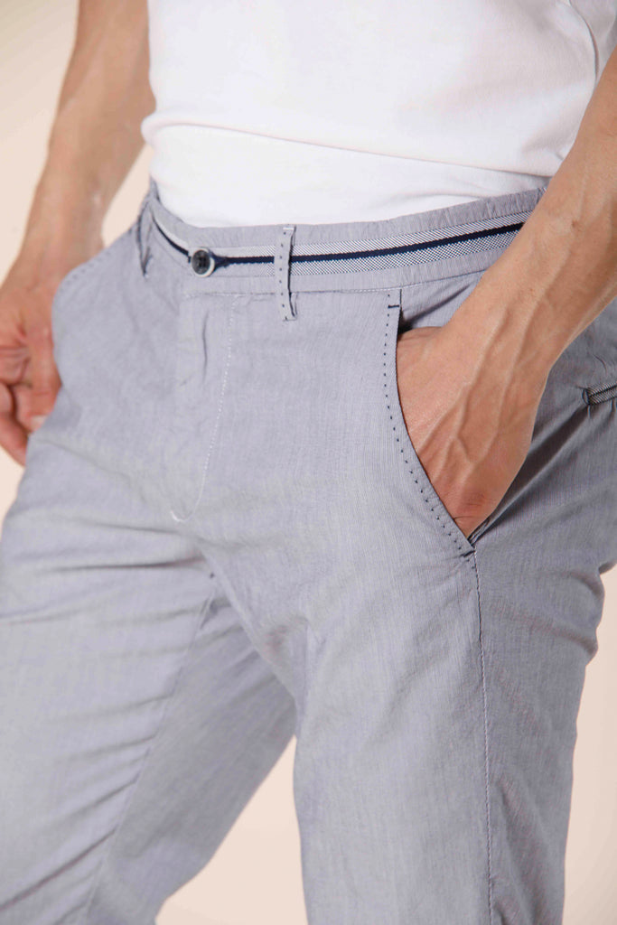 Immagine 4 di pantalone chino da uomo in cotone e tencel bianco con riga fine blu modello Torino Tapes di Mason's