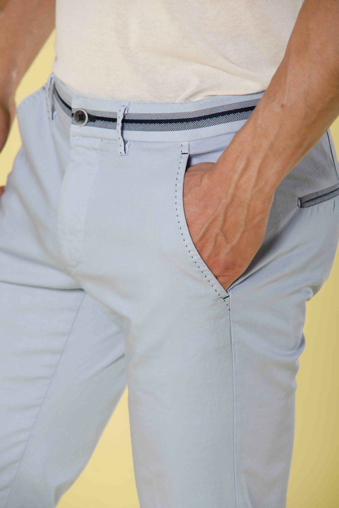 Immagine 2 di pantalone chino da uomo in raso stretch colore cielo con nastri modello Torino Tapes di Mason's