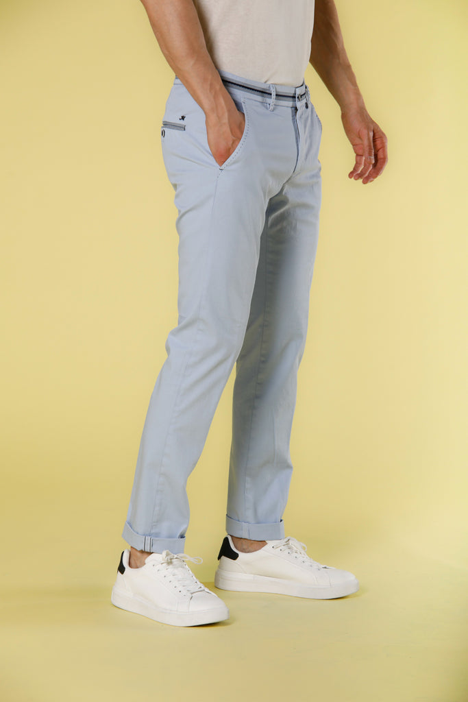 Immagine 5 di pantalone chino da uomo in raso stretch colore cielo con nastri modello Torino Tapes di Mason's
