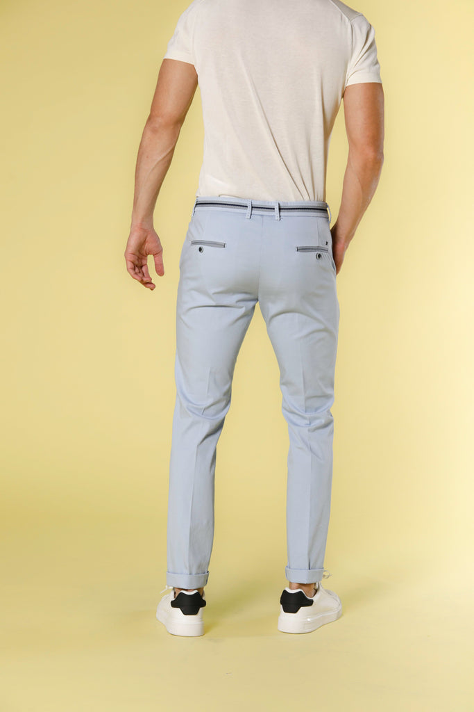 Immagine 4 di pantalone chino da uomo in raso stretch colore cielo con nastri modello Torino Tapes di Mason's