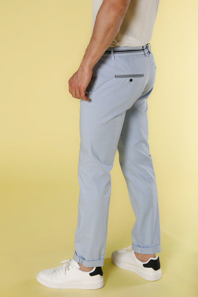 Immagine 3 di pantalone chino da uomo in raso stretch colore cielo con nastri modello Torino Tapes di Mason's