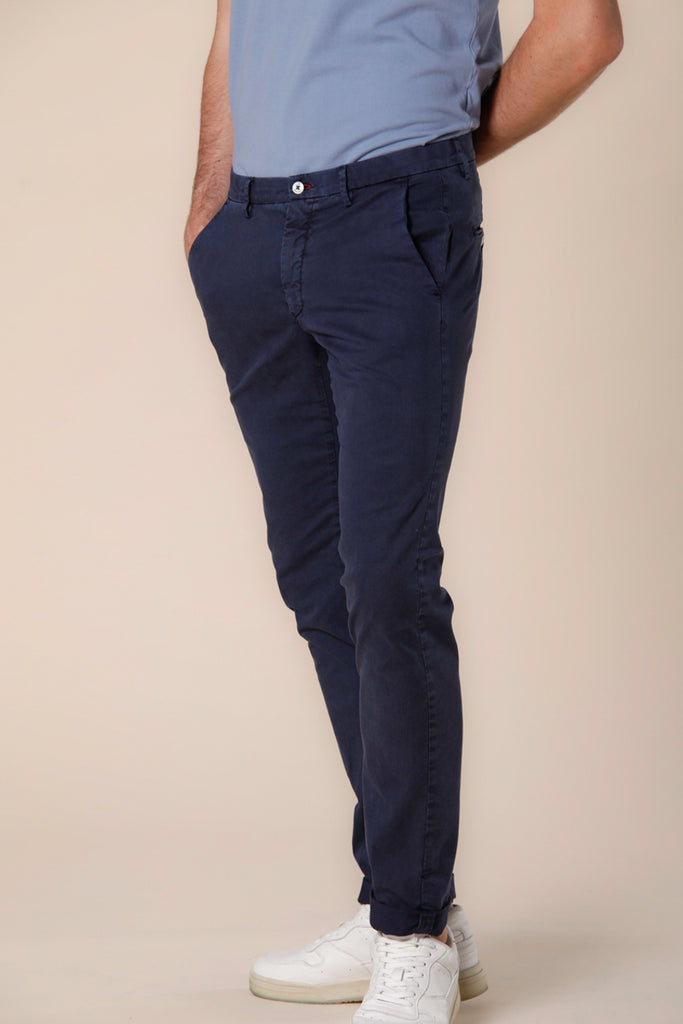 Immagine 3 di pantalone chino uomo in twill di cotone e tencel blu navy modello Torino Summer Color di Mason's