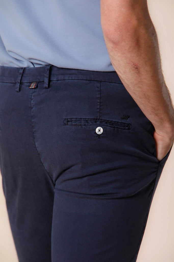 Immagine 2 di pantalone chino uomo in twill di cotone e tencel blu navy modello Torino Summer Color di Mason's