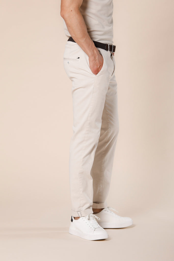 Immagine 4 di pantaloni chino uomo in twill di cotone e tencel color stucco modello Torino Summer Color di Mason's
