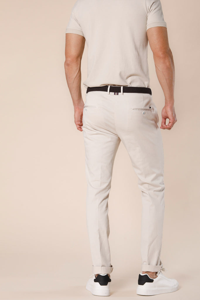 Immagine 5 di pantaloni chino uomo in twill di cotone e tencel color stucco modello Torino Summer Color di Mason's