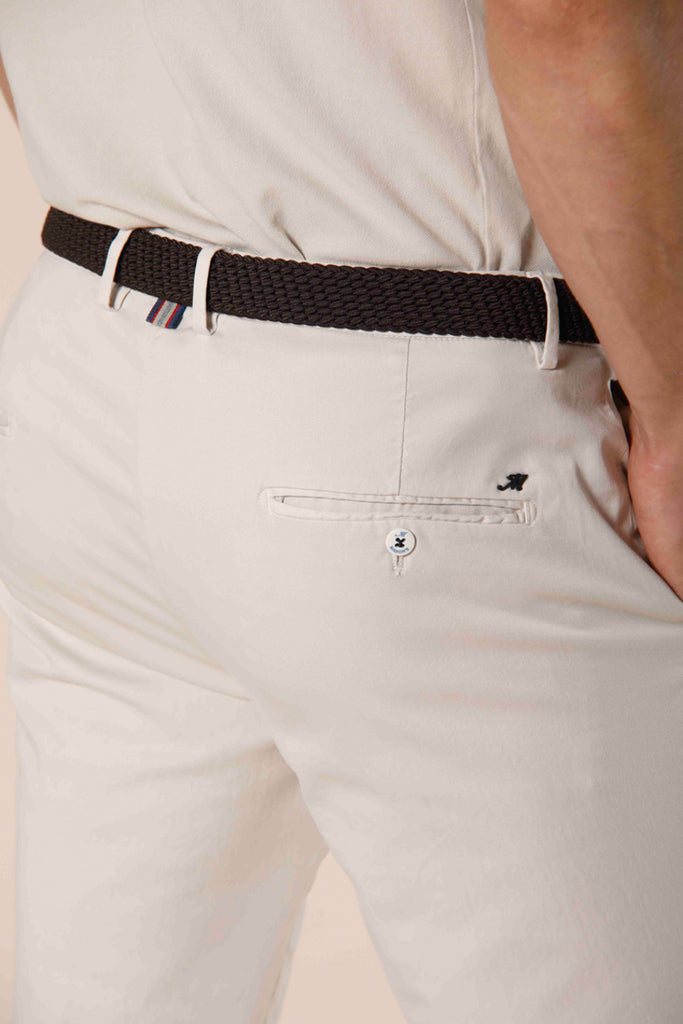 Immagine 3 di pantaloni chino uomo in twill di cotone e tencel color stucco modello Torino Summer Color di Mason's