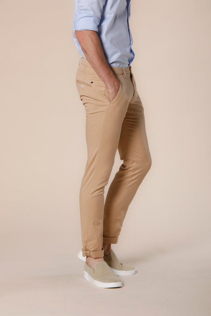 Immagine 3 di pantalone chino uomo in twill di cotone e tencel kaki scuro modello Torino Summer Color di Mason's