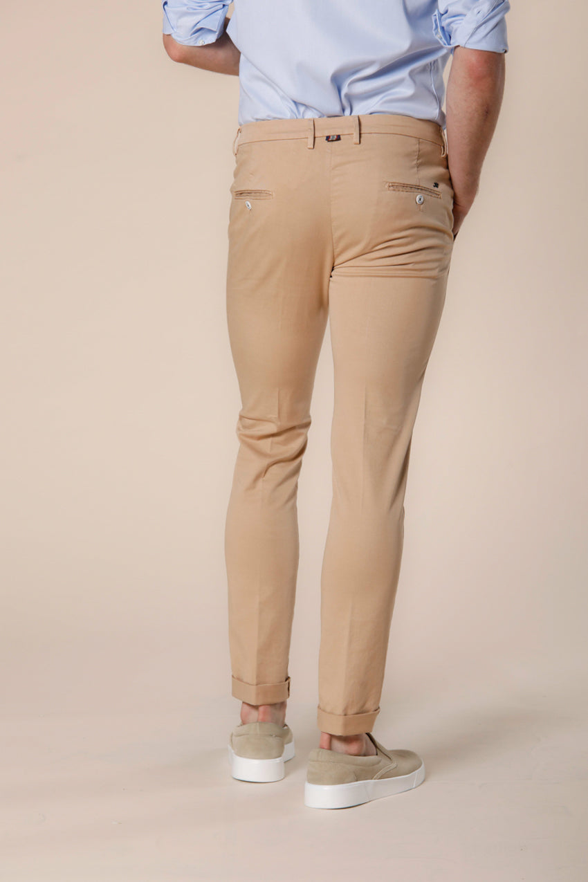 Image 4 de pantalon chino homme en sergé de coton et tencel kaki foncé Torino Summer Color model par Mason's