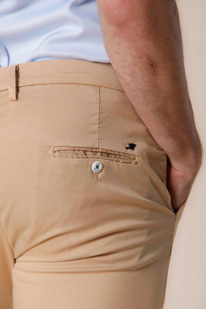 Immagine 2 di pantalone chino uomo in twill di cotone e tencel kaki scuro modello Torino Summer Color di Mason's