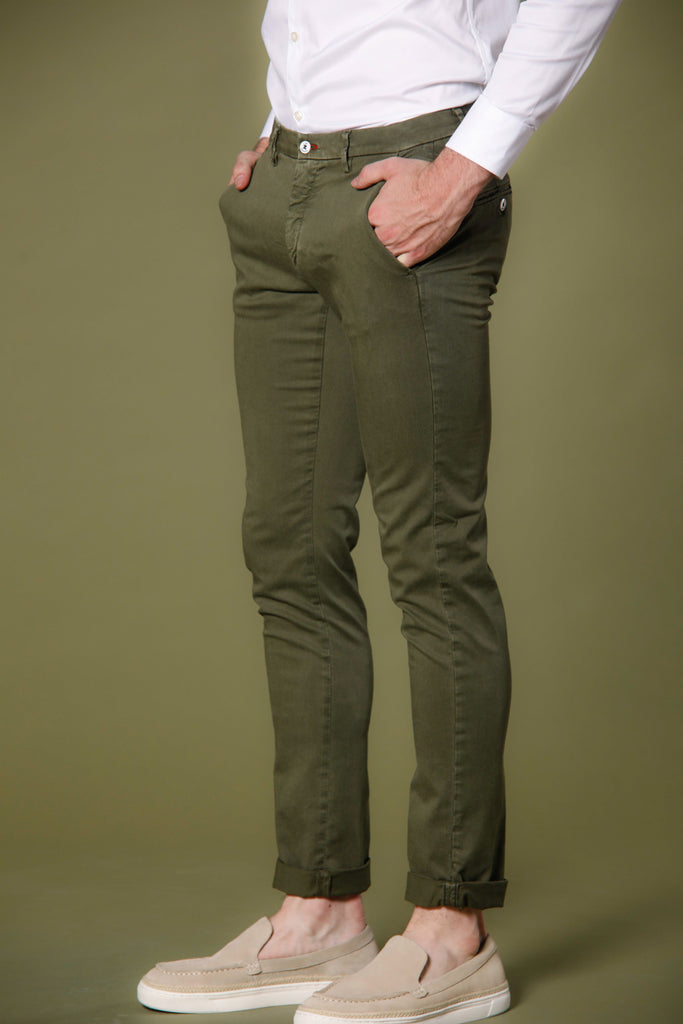 Immagine 3 di pantalone chino uomo in twill di cotone e tencel verde modello Torino Summer Color di Mason's