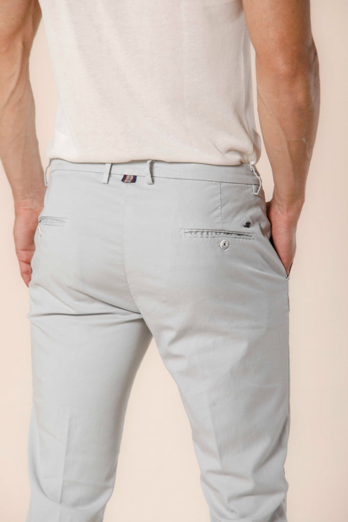 Immagine 2 di pantalone chino uomo in twill di cotone e tencel celestino modello Torino Summer Color di Mason's