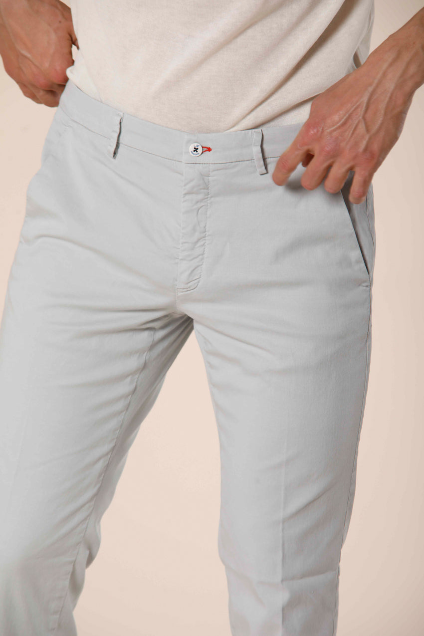 Image 3 de pantalon chino homme en sergé de coton et tencel célestine Torino Summer Color model by Mason's