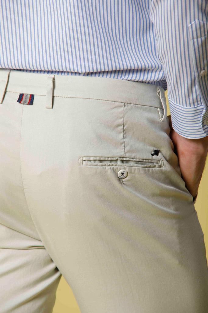 Immagine 2 di pantalone chino uomo in twill di cotone e tencel verdino modello Torino Summer Color di Mason's